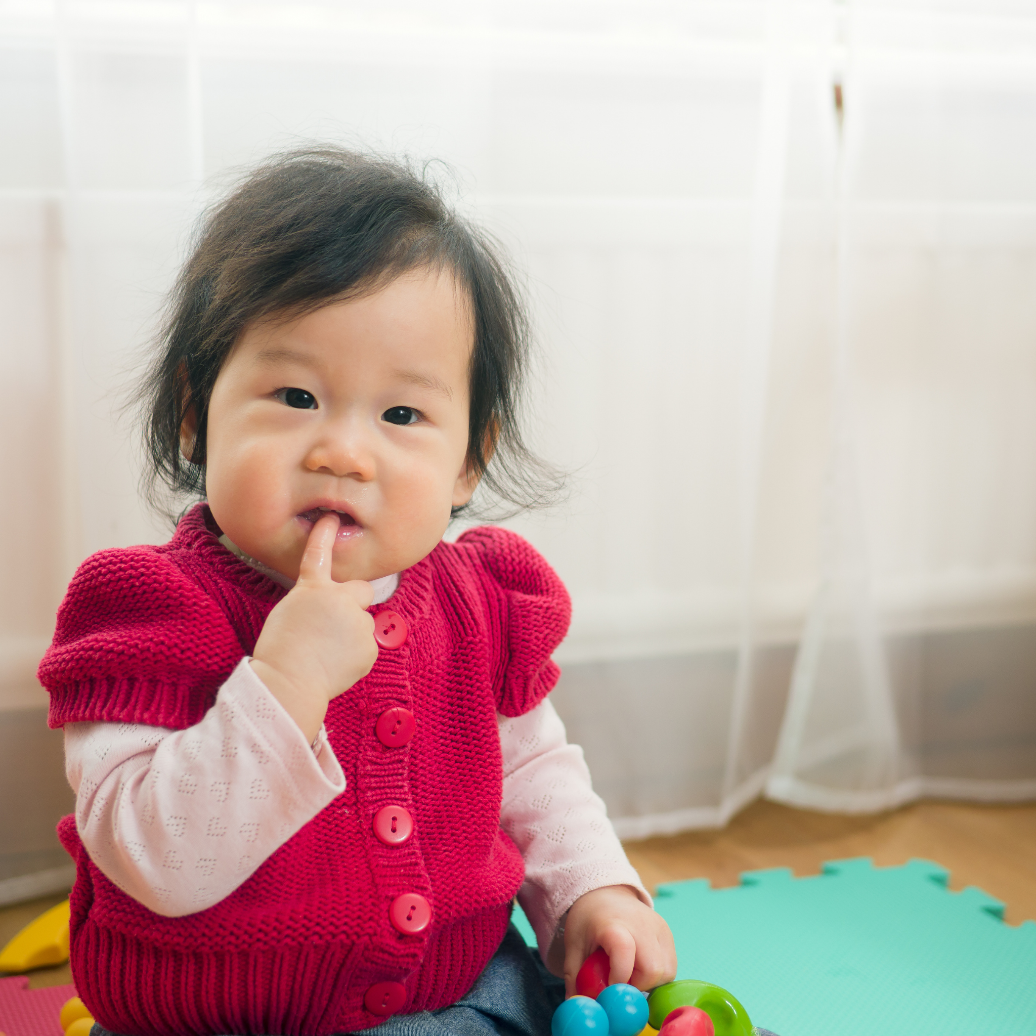 寝ながら指しゃぶりする赤ちゃん｜その理由と対策｜